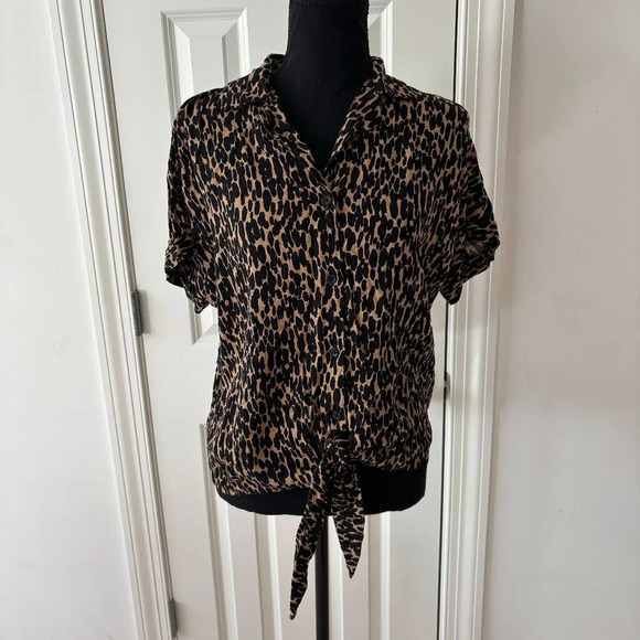BeachLunchLounge Rae Tie Front Camp Shirt Animal Print - Size S NWOT - Picture 1 of 6